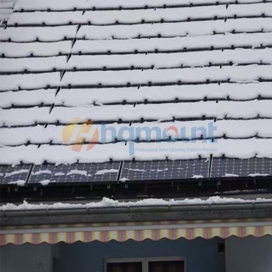 Solar panel snow removal clip attached to aluminum frame