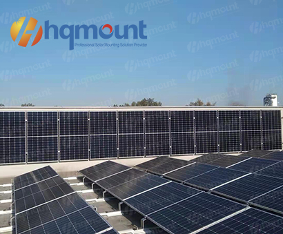 System montażu balastu słonecznego o mocy 200 kW na płaskim dachu