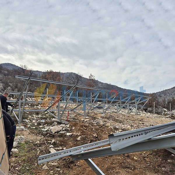 Studium przypadku projektu: Elektrownia słoneczna o mocy 5,6 MW w warunkach dużego zaśnieżenia i nierównego terenu