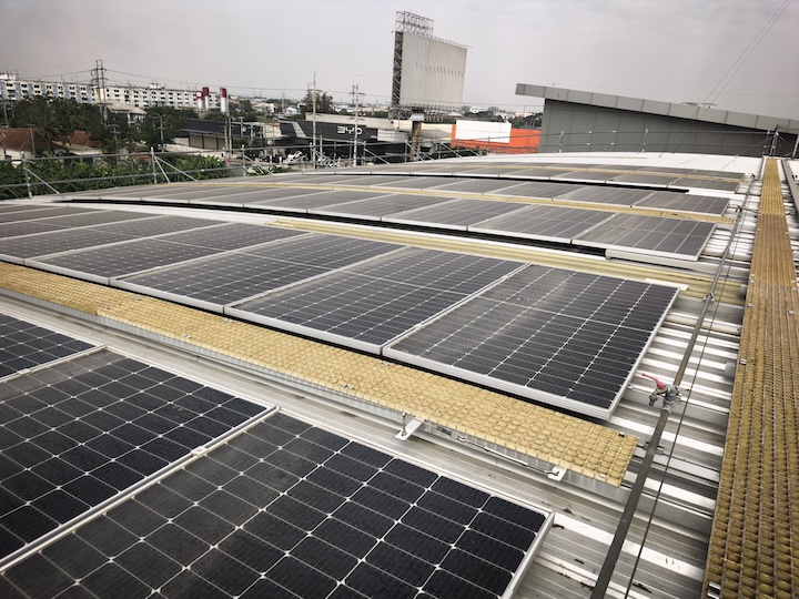 Zespół HQ Mount odwiedza wieloletniego partnera w projekcie komercyjnego dachu solarnego o mocy 100 kW